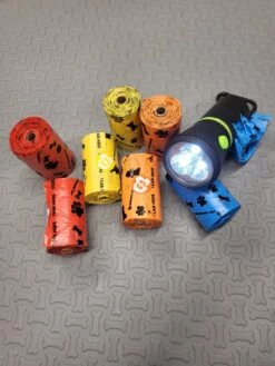 N4dogs – Poepzakjes – Poepzakhouder – Poepzakhouder Met Zaklamp – 8 Rollen Poepzakjes – Met Lavendel Geur – Extra Grote Poepzakjes – Zaklamp